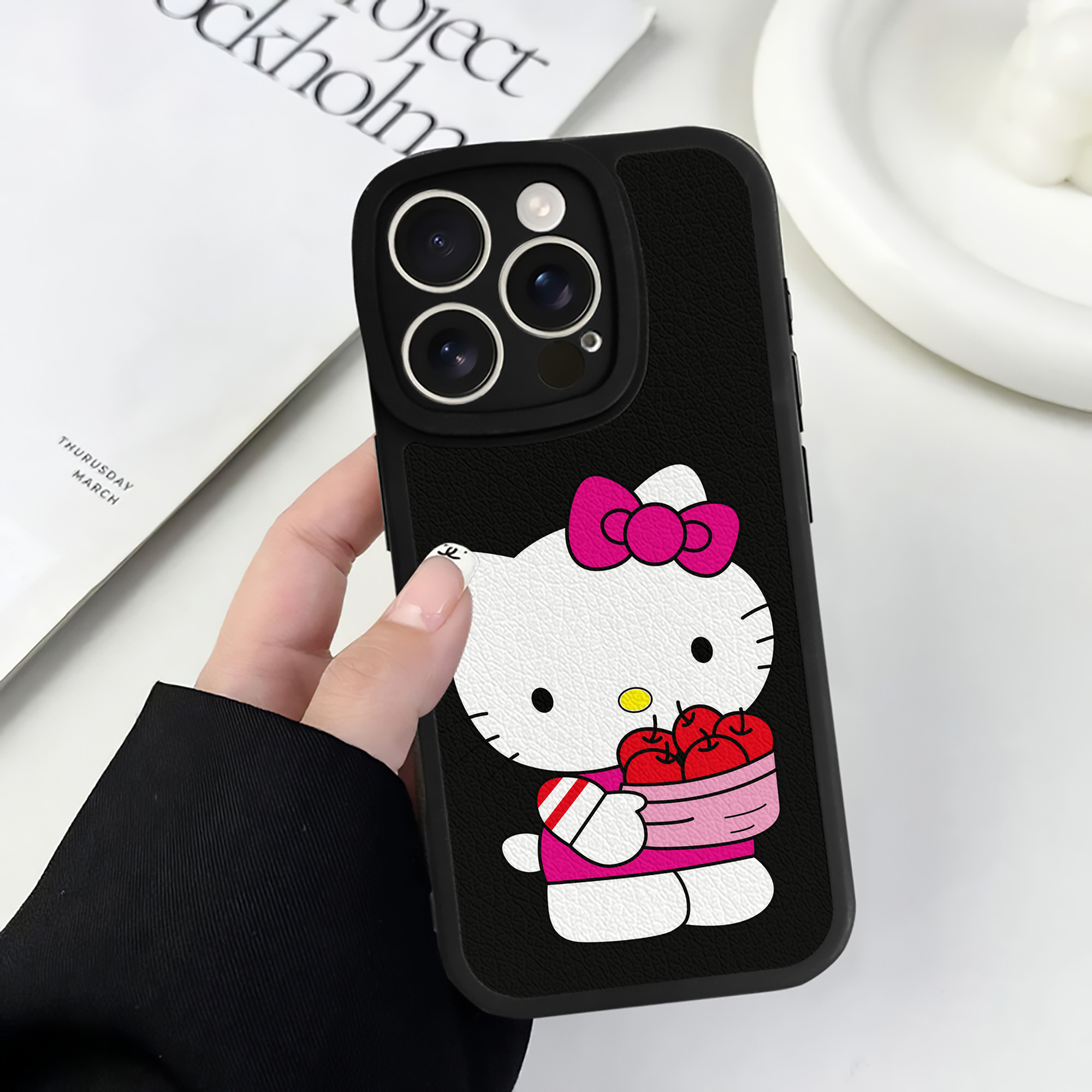 （画像用） Hello Kitty ハローキティ 【iPhone 16シリーズ対応】シリコンスマホケース（レザー調） 材質：シリコン